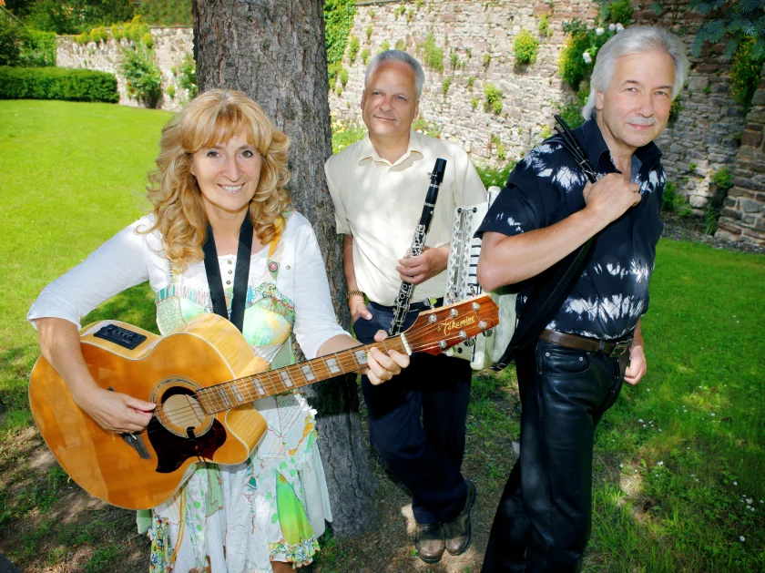 AkklaMando - Rhythmisch und modern arrangierte Volks- und Liebeslieder