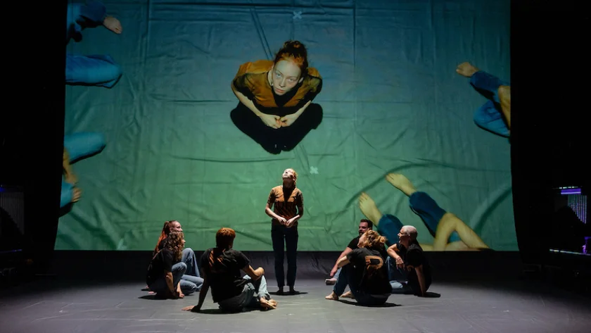 Das Huhn lügt - Mobbing – ein Spiel? Multimediales Musiktheater von Tamara Bach über Schulhofspiele und Ausgrenzung