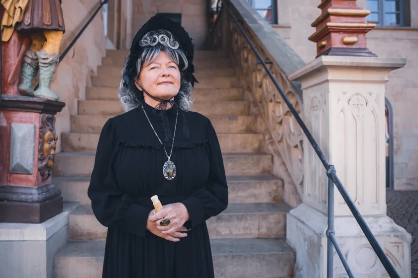 Erlebnisführung "Anstand und Anekdoten: scharfzüngiger Rundgang mit Frau 'Justizrat' "