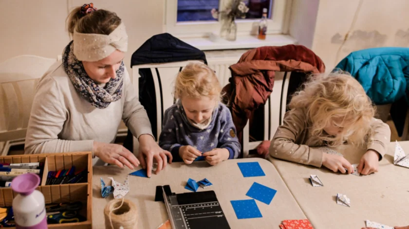 FAMILIENKREATIVCAFÉ - Jeden zweiten Freitag verwandelt wir das Gut Ziegenberg in einen gemütlichen Ort voller Ideen, Begegnungen und gemeinsamer Kreativmomente.