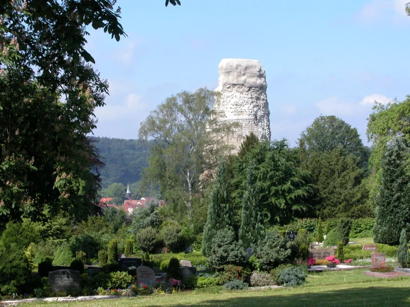 Führung über den Johannisfriedhof - Zwischen Monumentalgräbern und anonymen Bestattungen - Die Touristinformation der Stadt Osterode am Harz lädt zu einem rund eineinhalb stündigen Spaziergang über den Johannis-Friedhof ein. Die Führung beginnt auf dem Vorplatz der Friedhofskapelle.