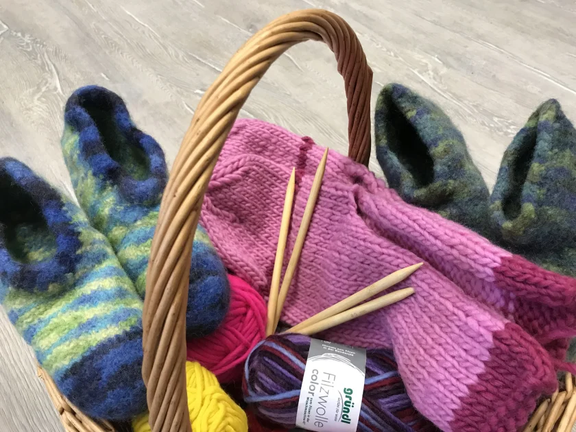 Handarbeitsnachmittag-Wir häkeln und stricken - Es wird bunt.