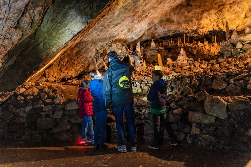 Kinder-Taschenlampenführung August - Mit der Taschenlampe durch eine Tropfsteinhöhle