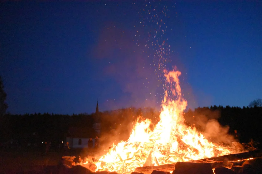 Maibaum aufstellen und Walpurgisfeuer in Benneckenstein