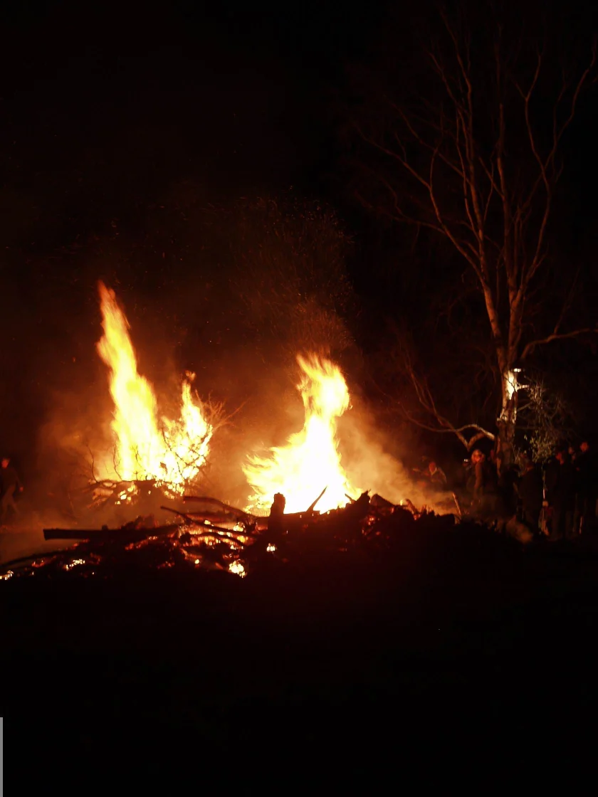Osterfeuer auf dem Sportplatz in Tettenborn - Kolonie