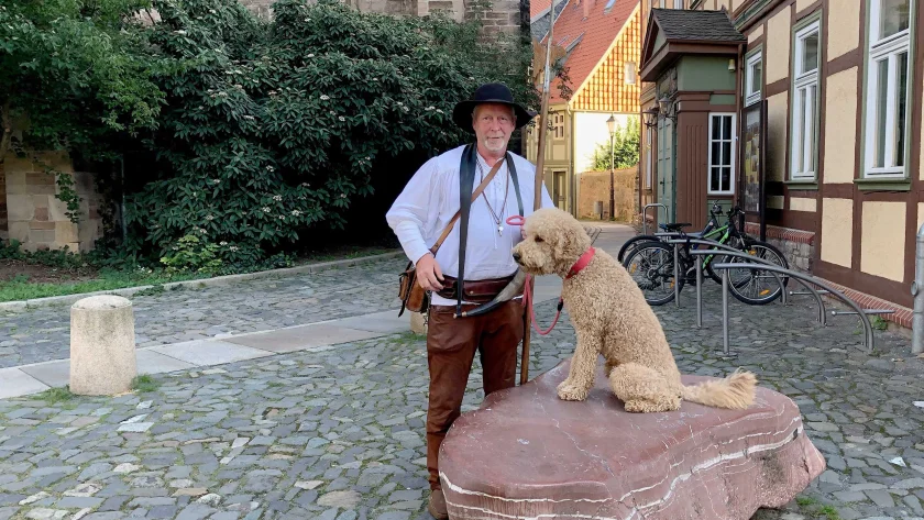 Pudel Choco on Tour mit seinem Nachtwächter - Nachwächtersonderführung