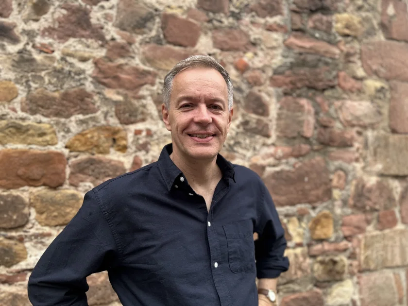 Steffen Möller - PRÄSIDENT VON POLSCHLAND - Steffen Möller entwirft einen neuen Staat, der sich aus seinen beiden Heimatländern Polen und Deutschland zusammensetzt. Nur das Beste wird zugelassen, kulinarisch, kulturell und sprachlich.