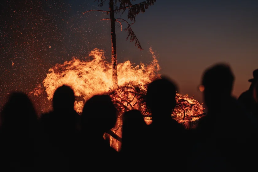 Traditionelles Osterfeuer auf dem Glockenberg