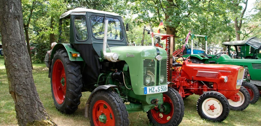 TRAKTOREN-, OLDTIMER- UND LANDMASCHINEN TREFFEN - Pfingstsonntag