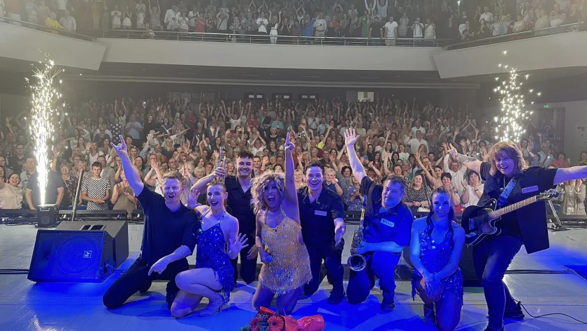Typically TINA - Die Tina Turner Show aus London - Freuen Sie sich auf eine energiegeladene Hommage mit Karin Bello als Tina Turner, begleitet von 2 Tänzerinnen und ihrer Liveband.