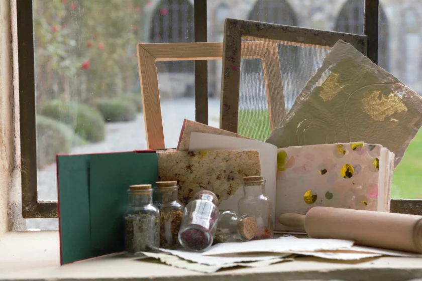 Wie aus Blüten bunte Papiere werden | Michaelsteiner FerienWerkstatt - 